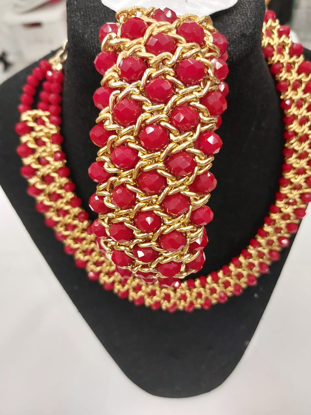Conjunto artesanal vermelho e dourado da Dau Bijuterias